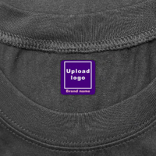 Marca comercial en etiqueta de ropa cuadrada púrpu