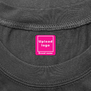 Marca comercial en etiqueta de ropa cuadrada rosad