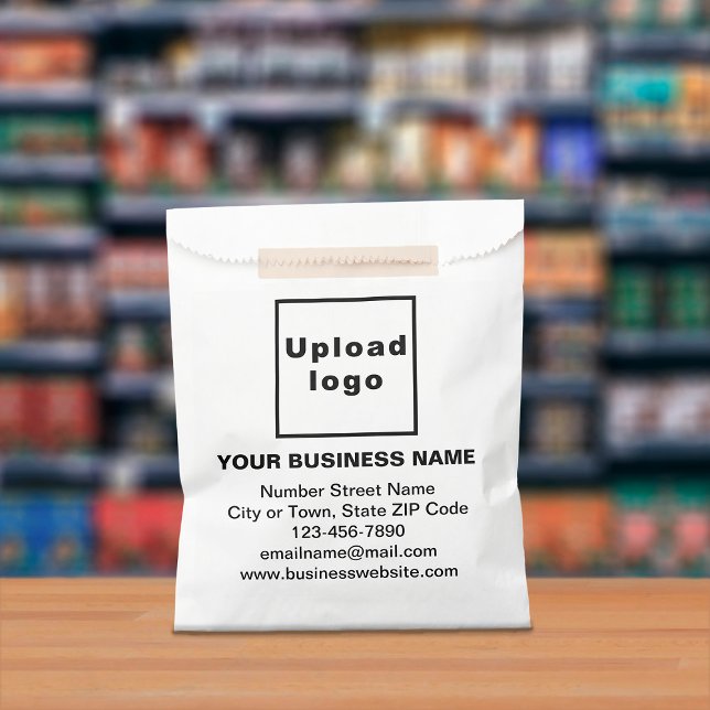 Marca comercial en la bolsa de papel blanco (White paper bag with your business brand displayed in a store)