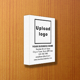 Marca comercial en la impresión de lienzo blanco