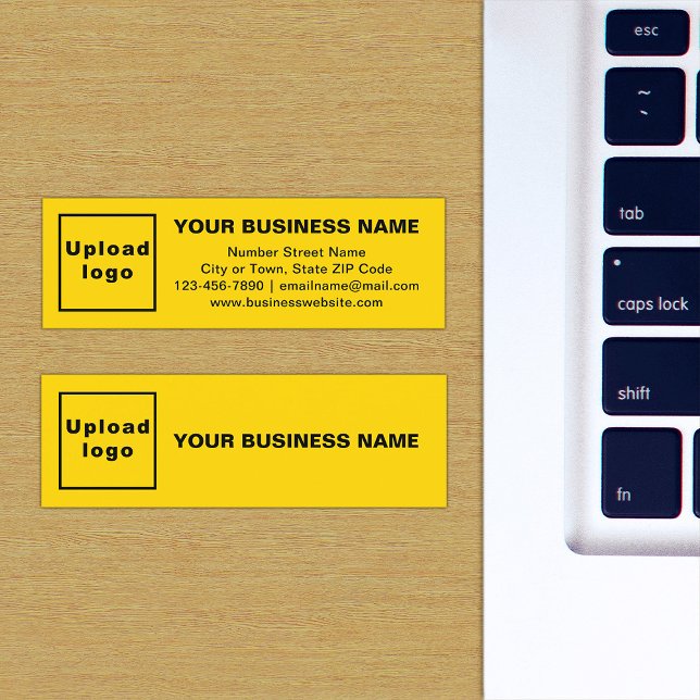 Marca comercial en tarjeta amarilla de tamaño pequ (The front and back of the yellow mini business card with your brand)