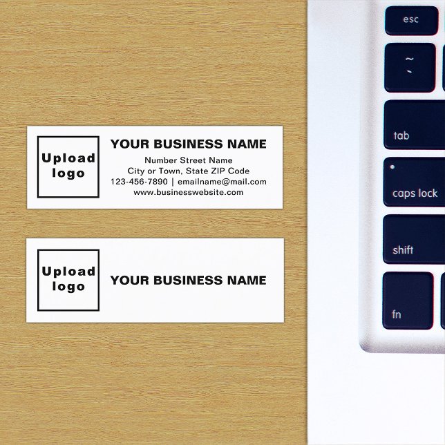 Marca comercial en tarjeta blanca de tamaño pequeñ (The front and back of the white mini business card with your brand)