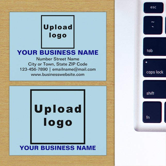 Marca comercial en tarjeta de pequeño rectángulo a (The front and back of the light blue business card with your brand)