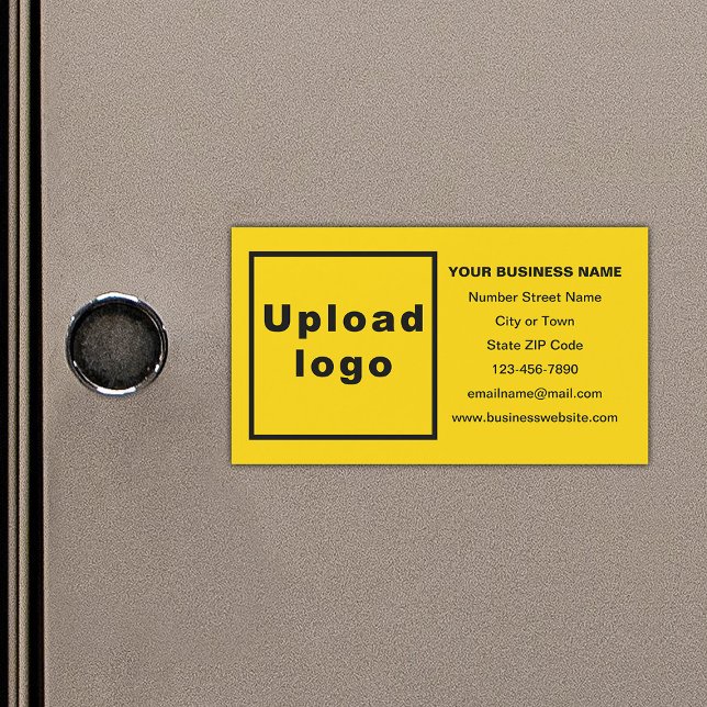 Marca comercial en tarjeta magnética amarilla (Your business brand on small yellow rectangle magnetic card.)