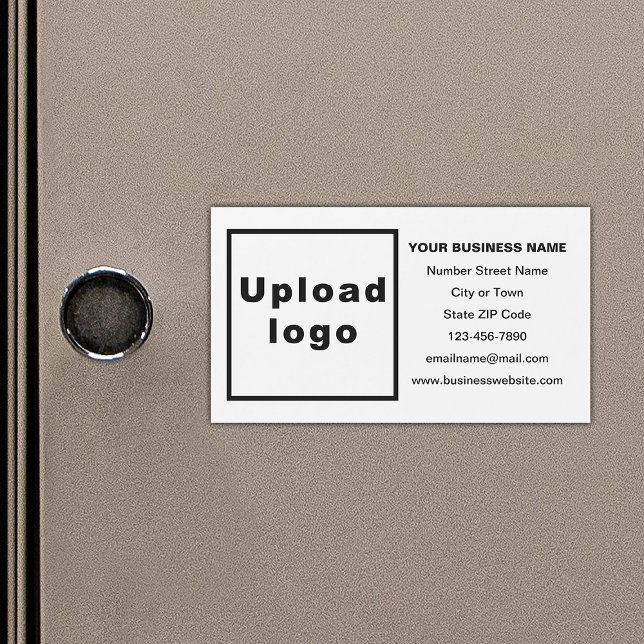 Marca comercial en tarjeta magnética blanca (Your business brand on small white rectangle magnetic card.)