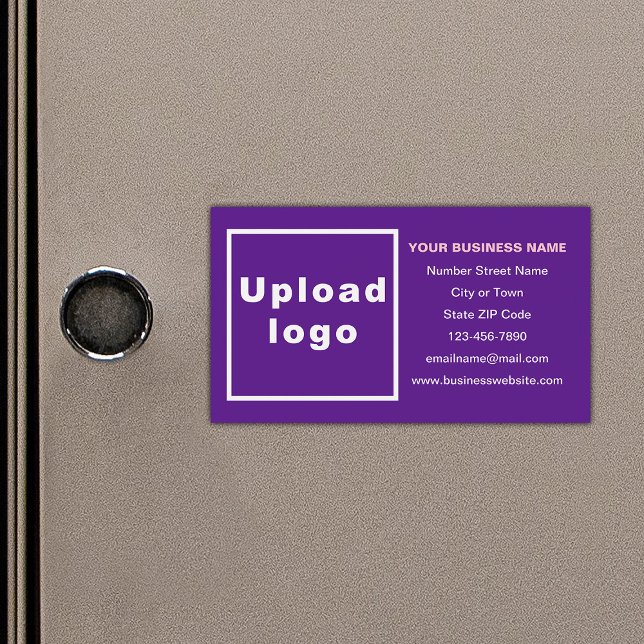Marca comercial en tarjeta magnética púrpura (Your business brand on small purple rectangle magnetic card.)