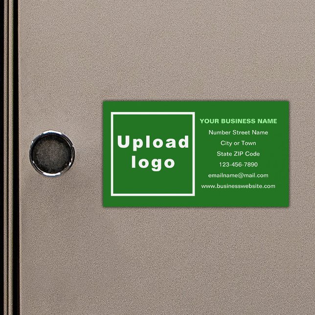 Marca comercial en tarjeta magnética verde (Your business brand on small green rectangle magnetic card.)