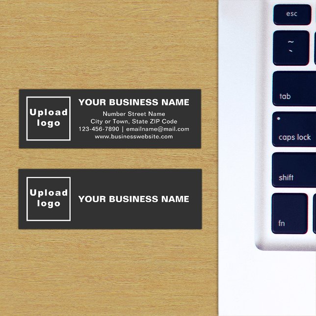 Marca comercial en tarjeta negra de tamaño pequeño (The front and back of the black mini business card with your brand)