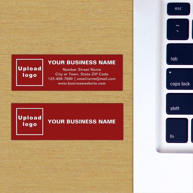 Marca comercial en tarjeta roja de tamaño pequeño (The front and back of the red mini business card with your brand)