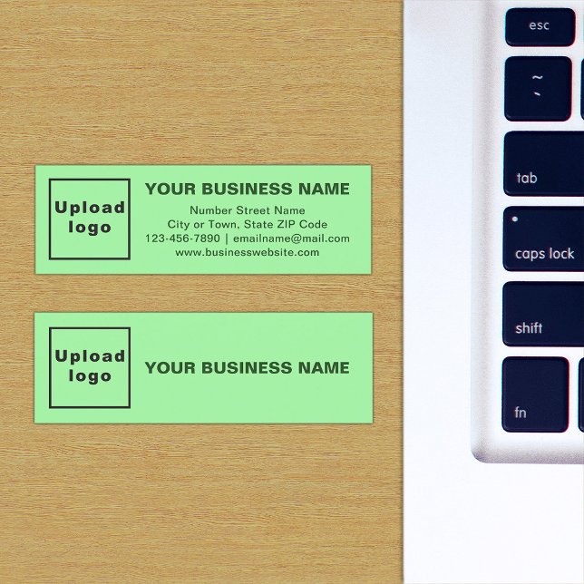 Marca comercial en tarjeta verde ligera de tamaño  (The front and back of the light green mini business card with your brand)