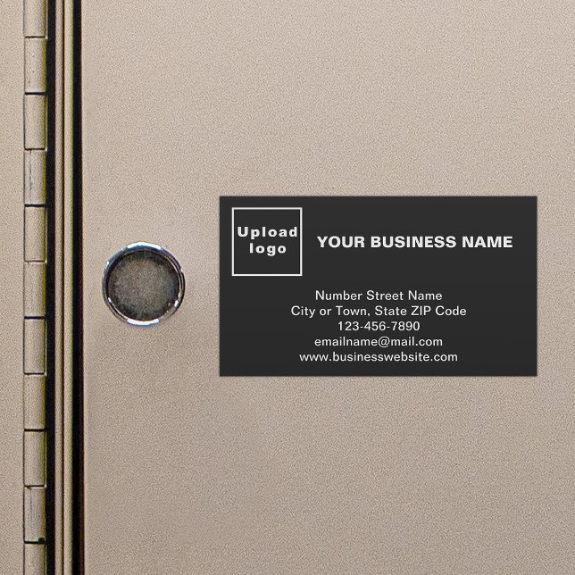 Marca comercial en una pequeña tarjeta magnética n (Black magnetic business card with your business brand)