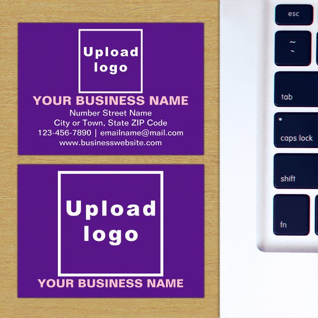 Marca comercial en una pequeña tarjeta rectangular (The front and back of the purple business card with your brand)