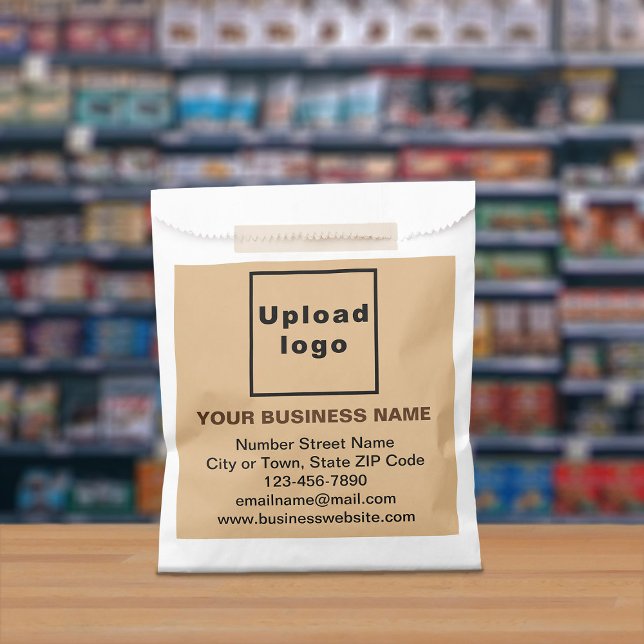 Marca comercial marrón claro en bolsa de papel (Paper bag with light brown business branding displayed in a store)