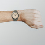 Marca comercial marrón claro en reloj masculino<br><div class="desc">El logo de tu negocio con fondo marrón claro en el reloj de los hombres. Accesorio que puede incluir en sus productos promocionales, entrega de artículos o regalos a sus clientes o clientes para promocionar su negocio o su marca. Vigilancia de personalizables que puede poner el logotipo de su empresa...</div>