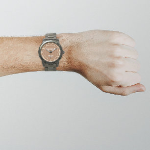 Marca comercial marrón en reloj masculino