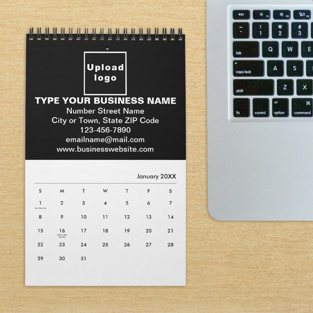 Marca comercial negra en el calendario (Build brand name awareness. Black business branding on calendar displayed on office desk.)