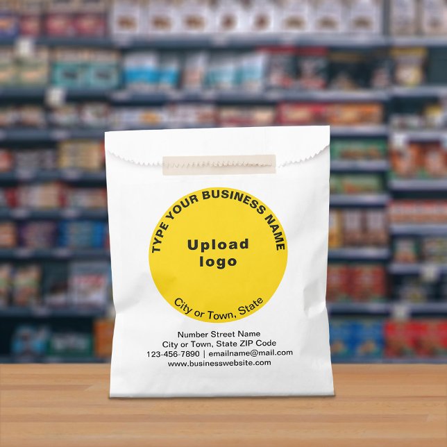 Marca comercial redonda amarilla en bolsa de papel (Paper bag with yellow round business branding displayed in a store)