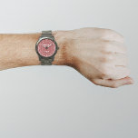 Marca comercial roja en reloj masculino<br><div class="desc">El logo de tu negocio con fondo rojo en el reloj de los hombres. Accesorio que puede incluir en sus productos promocionales, entrega de artículos o regalos a sus clientes o clientes para promocionar su negocio o su marca. Vigilancia de personalizables que puede poner el logotipo de su empresa para...</div>