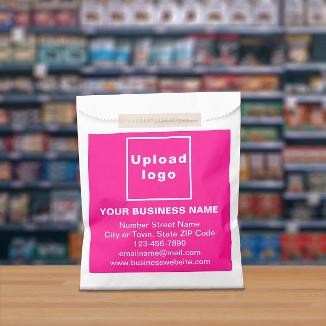 Marca comercial rosa en la bolsa de papel (Paper bag with pink business branding displayed in a store)