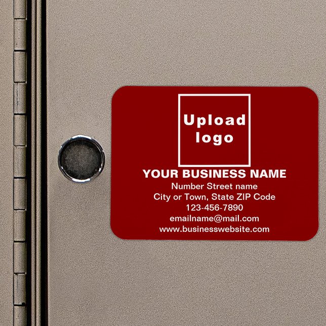 Marca comercial sobre el imán flexible del recto r (Your business brand on red rectangle flexible magnet as marketing material.)