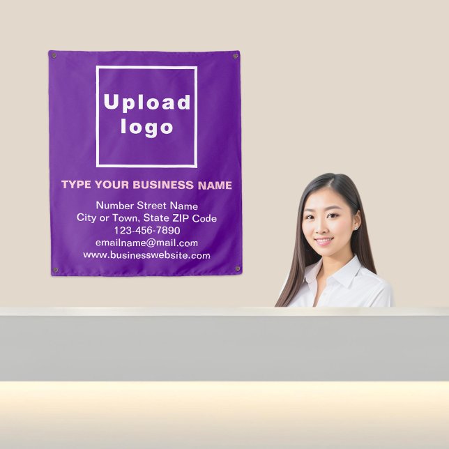 Marca comercial sobre el tapiz morado (Business brand on purple tapestry in reception.)