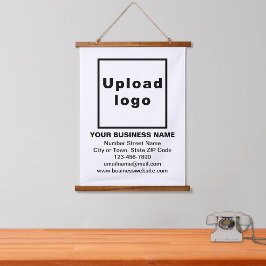 Marca comercial sobre tapiz colgante blanco