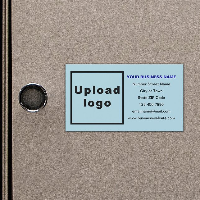 Marca comercial sobre tarjeta magnética azul claro (Your business brand on small light blue rectangle magnetic card.)