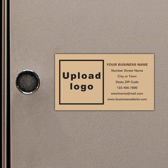 Marca comercial sobre tarjeta magnética marrón cla (Your business brand on small light brown rectangle magnetic card.)