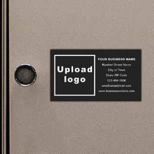 Marca comercial sobre tarjeta magnética negra