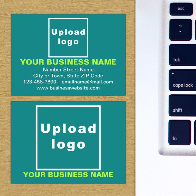 Marca comercial sobre una pequeña tarjeta de rectá (The front and back of the teal green business card with your brand)