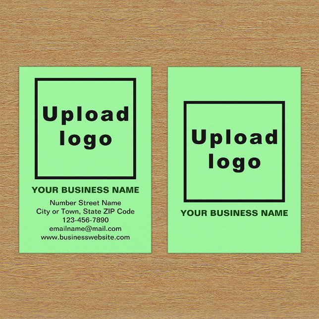 Marca comercial sobre una pequeña tarjeta de retra (Front and back of the light green business card with your brand)