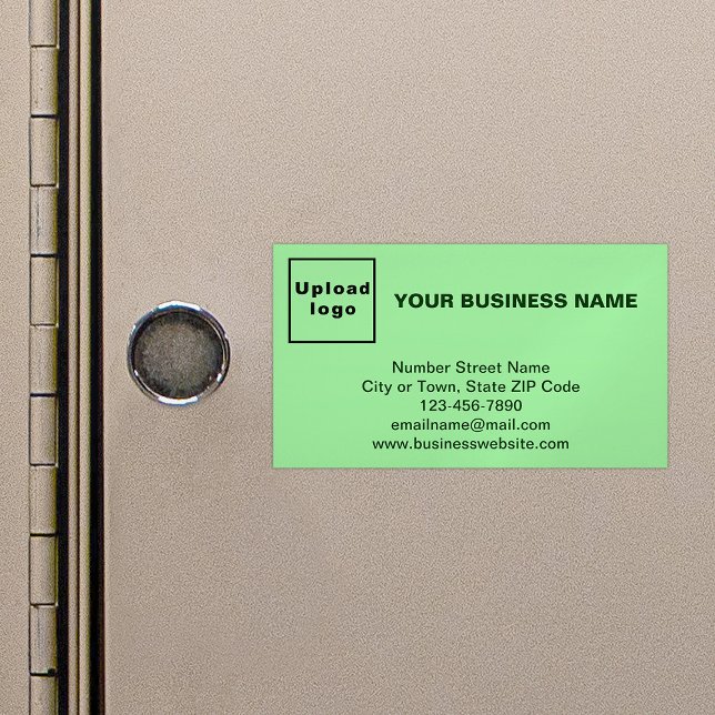 Marca comercial sobre una pequeña tarjeta magnétic (Light green magnetic business card with your business brand)
