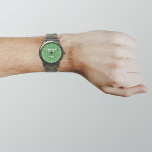 Marca comercial verde en el reloj masculino<br><div class="desc">El logo de su negocio sobre el fondo verde en el reloj de los hombres. Accesorio que puede incluir en sus productos promocionales, entrega de artículos o regalos a sus clientes o clientes para promocionar su negocio o su marca. Vigilancia de personalizables que puede poner el logotipo de su empresa...</div>