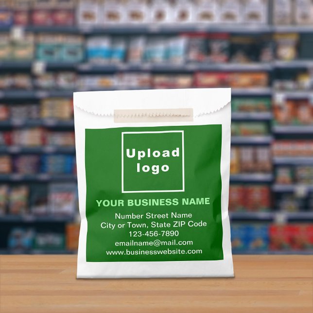 Marca comercial verde en la bolsa de papel (Paper bag with green business branding displayed in a store)