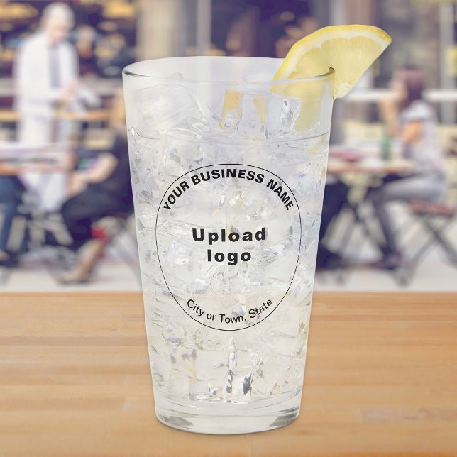 Marca de negocios de formas redondeadas en la copa (Build brand name awareness. Round shape business brand on glass cup.)