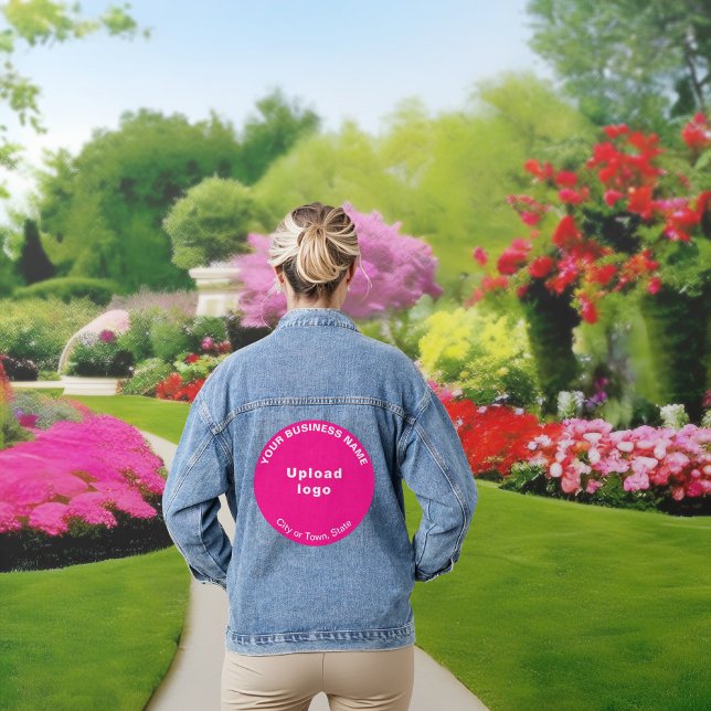 Marca de negocios de redondo rosa en la Chaqueta d (Pink round business brand on women's denim jacket.)