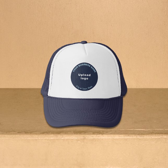 Marca de negocios redonda sobre sombrero de camion (Round business brand on navy and white trucker hat)