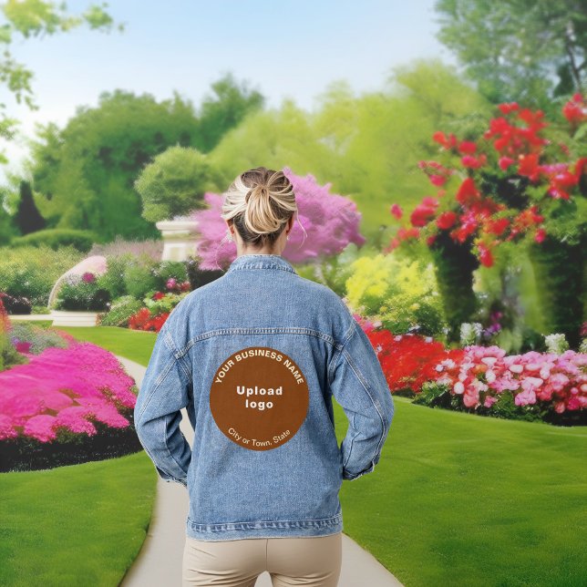Marca de negocios redondeada marrón en la Chaqueta (Brown round business brand on women's denim jacket.)
