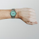 Marca de negocios verde verde azulada en reloj mas<br><div class="desc">Logo de su negocio sobre el fondo verde verde azulado en el reloj de los hombres. Accesorio que puede incluir en sus productos promocionales, entrega de artículos o regalos a sus clientes o clientes para promocionar su negocio o su marca. Vigilancia de personalizables que puede poner el logotipo de su...</div>