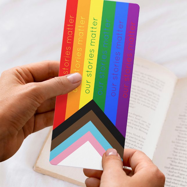 Marcador de la bandera arcoiris de la intersección (Mockup of bookmark held in hands. Hands from image by Freepik.)