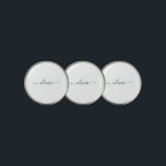 Marcador Para Pelotas De Golf Black White Modern Script Girly Monograma Nombre<br><div class="desc">Marcador de bola de golf con nombre de monograma blanco y negro. Esto hace que el dulce perfecto cumpleaños 16,  boda,  ducha de novia,  aniversario,  ducha de bebé o fiesta de soltera sea regalo para alguien que ama el lujo glam y los estilos de moda.</div>