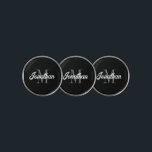 Marcador Para Pelotas De Golf Guión de pincel retro Monograma blanco gris negro<br><div class="desc">Este marcador personalizado de bola de golf muestra su nombre en un guión de broche retro blanco inspirado en vintage sobre su monograma inicial en el serif gris sobre un fondo negro. Un diseño sencillo pero distintivo que hace un gran regalo para un hombre o una mujer.</div>