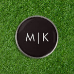 Marcador Para Pelotas De Golf Negra | Monograma moderno<br><div class="desc">Este moderno diseño de marcador de bola de golf presenta un fondo negro oscuro,  con sus iniciales en negrita en blanco para un aspecto sencillo y elegante,  pero profesional.</div>