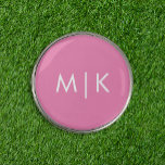 Marcador Para Pelotas De Golf Rosa y blanco | Monograma moderno<br><div class="desc">Este moderno diseño de marcador de bola de golf presenta un fondo rosa brillante,  con sus iniciales en blanco negrita para un aspecto sencillo y elegante,  pero profesional.</div>
