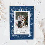 Marco botánico azul marino navidad<br><div class="desc">Feliz Navidad! Envíe saludos navideños con esta tarjeta plana de Navidades con temática vintage. Cuenta con una línea de arte vintage de pinecones, agujas de pino y enrejados con un fondo azul marino. Personalice agregando su foto, nombres, año y mensaje. Esta tarjeta plana de fotos vintage de Navidad está disponible...</div>
