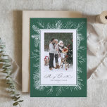 Marco Botánico Vintage Verde Feliz Navidad<br><div class="desc">Feliz Navidad! Envíe saludos navideños con esta tarjeta plana de Navidades temáticos vintage. Cuenta con pineconas de línea vintage, agujas de pino y estores con un fondo verde. Personalice agregando su foto, nombres, año y mensaje. Esta tarjeta plana de fotos vintage de Navidad está disponible en otros colores. Los elementos...</div>