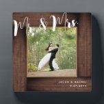 Marco de foto de boda de madera oscura rústica Sr.<br><div class="desc">Este diseño presenta un "marco" de madera rústica falsa. Haga clic en el botón personalizar para obtener más flexibilidad al modificar el texto. Las variaciones de este diseño, diferentes tipos de papel, así como productos coordinados están disponibles en nuestra tienda, zazzle.com/store/doodlelulu. ¡Contáctenos si necesita que este diseño se aplique a...</div>