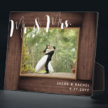 Marco de foto de boda rústico para Sr. y Sra. mode<br><div class="desc">Este diseño presenta un "marco" de madera rústica falsa y texto con letra script moderna. Haga clic en el botón personalizar para obtener más flexibilidad al modificar el texto. Las variaciones de este diseño, diferentes tipos de papel, así como productos coordinados están disponibles en nuestra tienda, zazzle.com/store/doodlelulu. Contáctenos si necesita...</div>