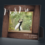 Marco de foto de boda rústico para Sr. y Sra. mode<br><div class="desc">Este diseño presenta un "marco" de madera rústica falsa y texto con letra script moderna. Haga clic en el botón personalizar para obtener más flexibilidad al modificar el texto. Las variaciones de este diseño, diferentes tipos de papel, así como productos coordinados están disponibles en nuestra tienda, zazzle.com/store/doodlelulu. Contáctenos si necesita...</div>