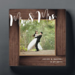 Marco de foto de boda Sr. & Sra. de madera oscura<br><div class="desc">Este diseño presenta un "marco" de madera rústica falsa. Haga clic en el botón personalizar para obtener más flexibilidad al modificar el texto. Las variaciones de este diseño, diferentes tipos de papel, así como productos coordinados están disponibles en nuestra tienda, zazzle.com/store/doodlelulu. ¡Contáctenos si necesita que este diseño se aplique a...</div>